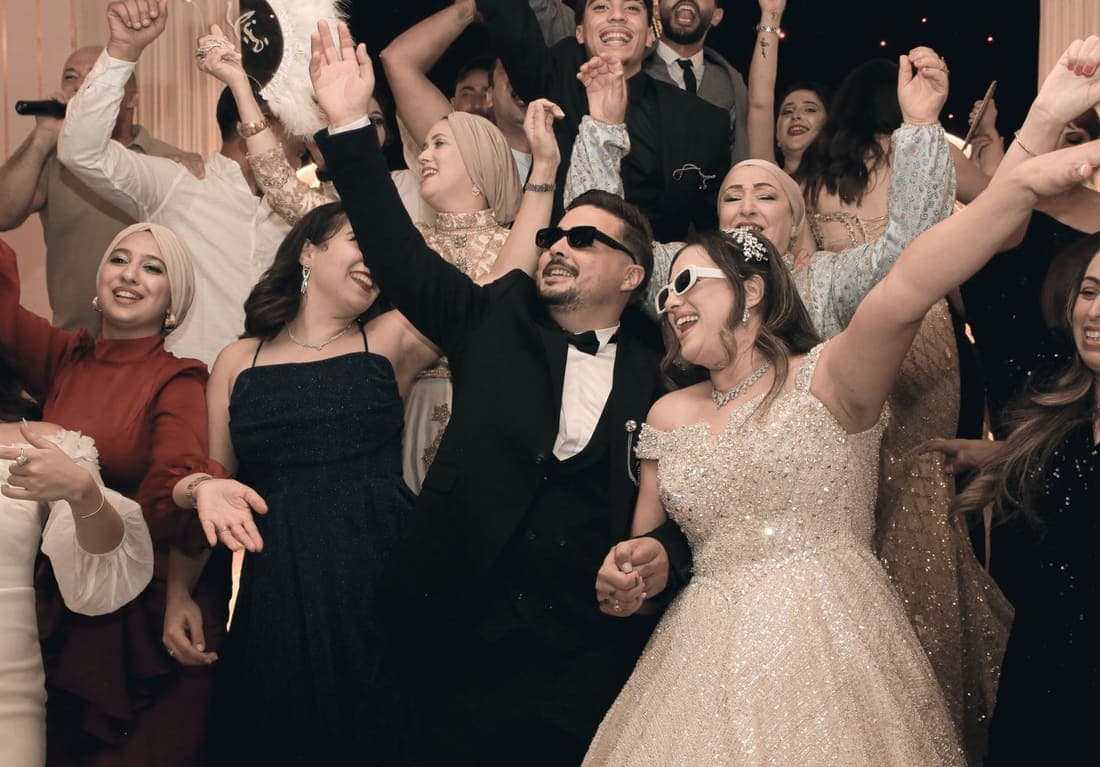 Invitati che ballano e alzano le mani